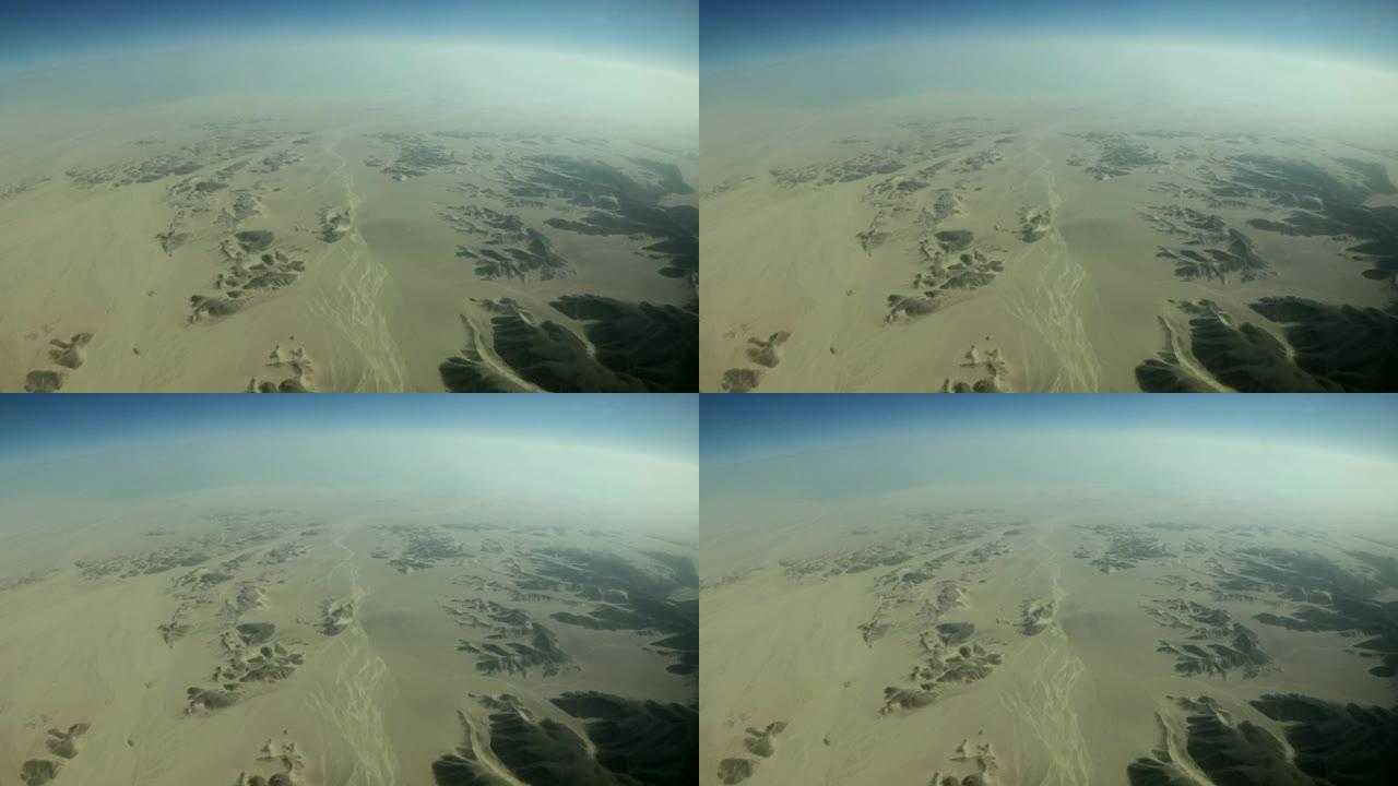 慢动作，鸟瞰图，飞越西奈沙漠。摄像机在沙漠上空旋转。埃及