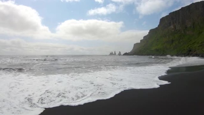 冰岛维克南部海岸的雷尼斯法贾拉黑沙滩。