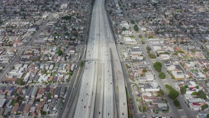 空中: 在多云的阴天，加利福尼亚州洛杉矶的110高速公路上缓慢的高架查找，汽车交通很少