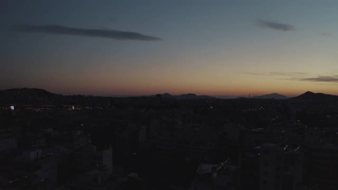空中分级镜头-雅典-夜间在比雷埃夫斯-皮雷亚斯的城市和港口上空飞行