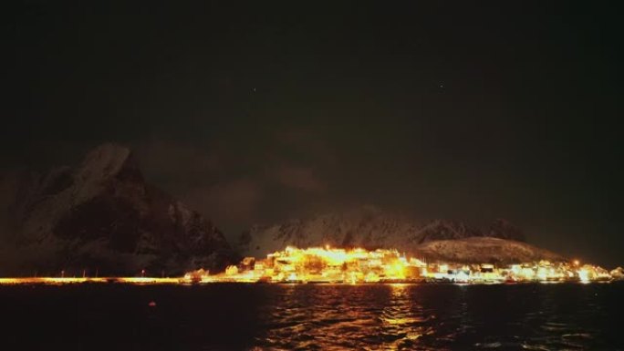 冬季罗弗滕群岛上的北极光
