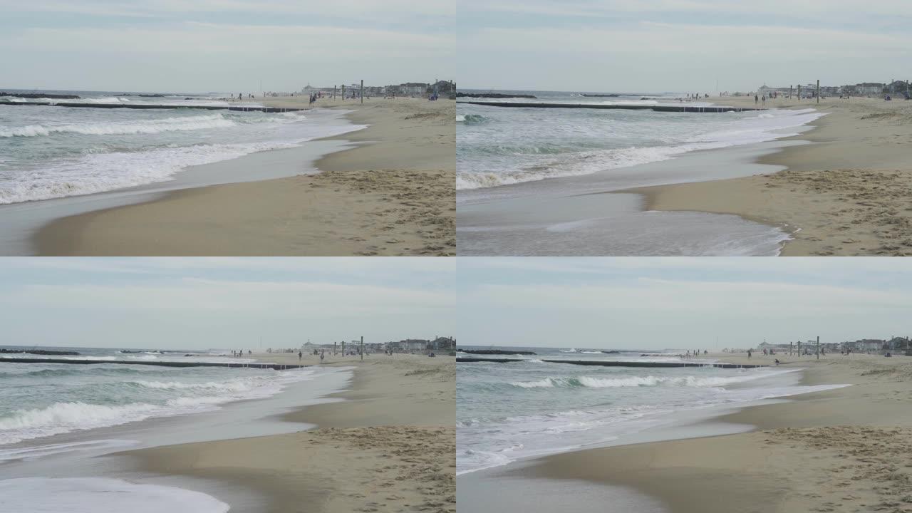 4K.沙质海岸。一股起泡的大浪拍打着岸边。