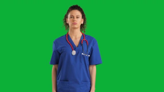 女医生在色度键绿屏背景上看相机，负面情绪