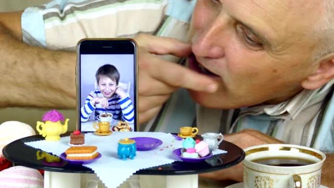 家人在娃娃桌上通过视频通话喝茶聊天