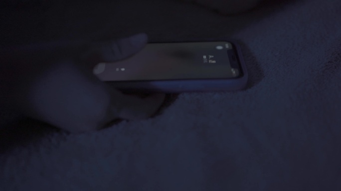 夜晚睡觉手机来电