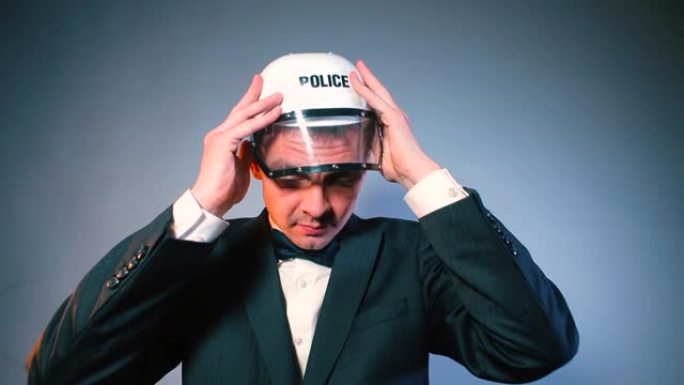 一名男警察起飞后将头盔戴在头上