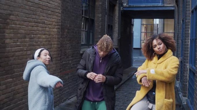 三个臀部朋友在城市户外跳舞的慢动作视频
