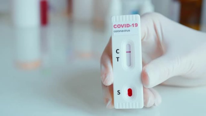 特写护士手握护手套手握快速血液测试进行新型冠状病毒肺炎分析
