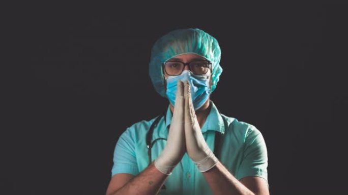 医生、护士、外科医生、心理学家使用防护口罩、眼镜和手套来帮助人们在恐慌、大流行的日子里 -- 拍摄在