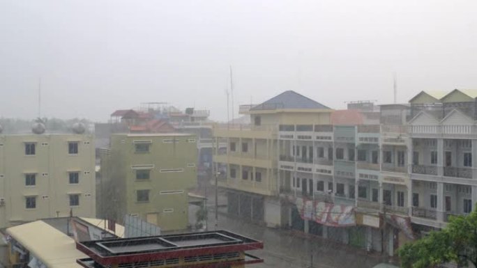 大雨，强风吹过亚洲小镇