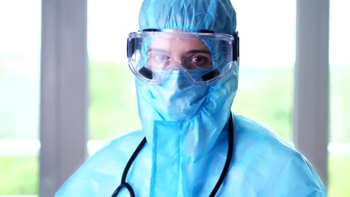 女医务工作者，医生或护士的肖像，穿着特殊的防护服，口罩，眼镜。冠状病毒流行病。在白色背景上。冠状病毒