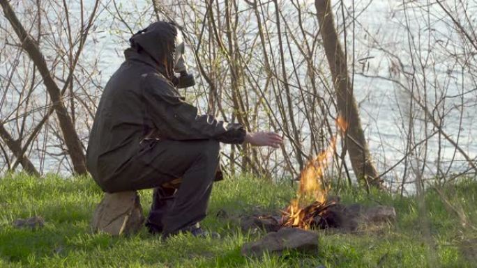 一名戴着防毒面具的男子在大火附近