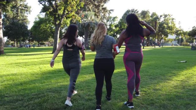 年轻女性在公园慢跑并变得健康