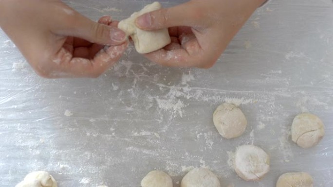 男孩正在学习制作糕点