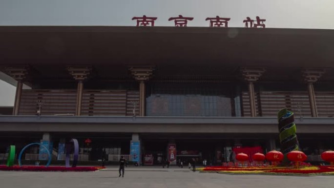 阳光明媚的日子杭州市火车总站正门广场延时全景4k中国