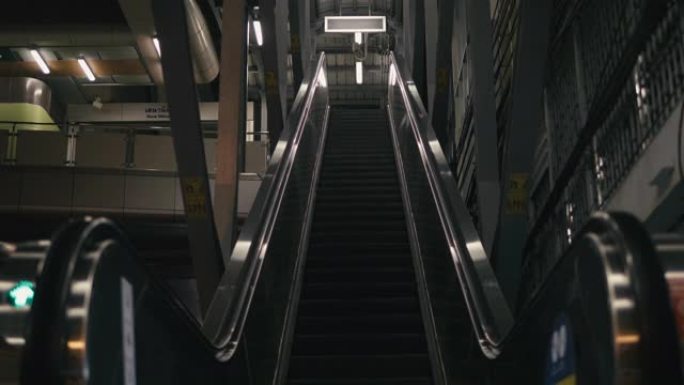 自动扶梯，没有行人的空中火车站