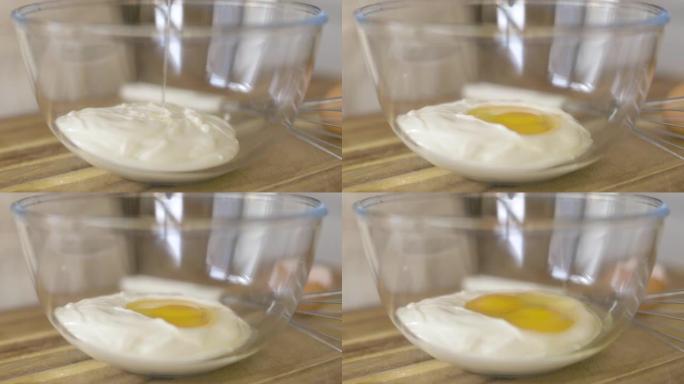 将鸡蛋打入搅拌碗中