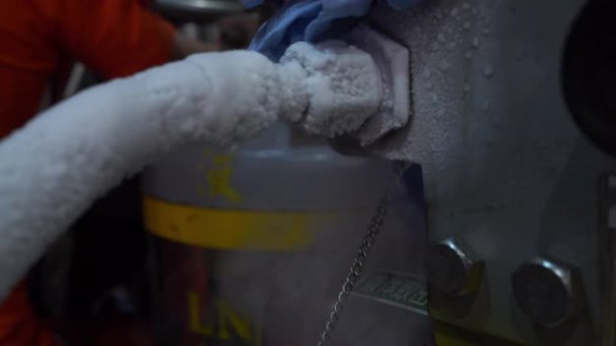 干冰溶解。蒸汽在煤气罐的管子和水龙头周围旋转