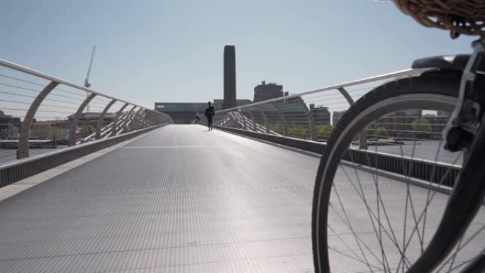 低角度的多莉 (dolly) 用自行车车轮在千年人行天桥上向伦敦泰特现代美术馆 (Tate Mode