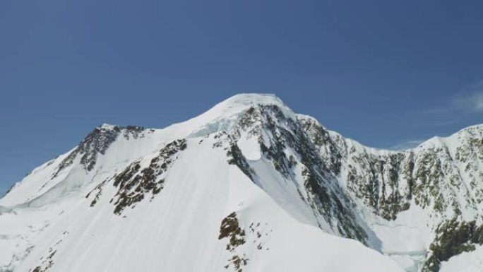 空中全景，雪山顶，充满白雪的山坡，蓝天