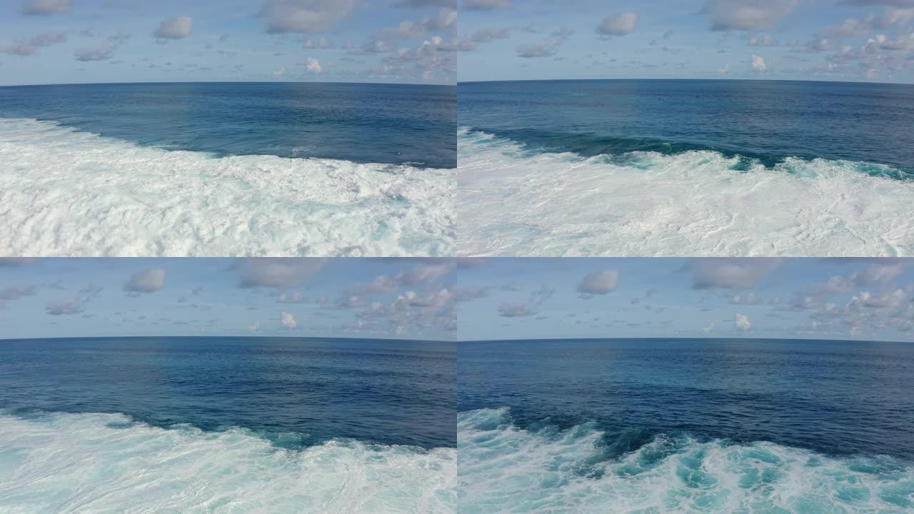 晴天的蓝色海洋鸟瞰图，美丽的泡沫滚滚波浪