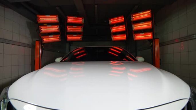 汽车后部用于固化陶瓷抛光的红色暖灯