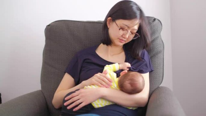 日本母亲母乳喂养婴儿