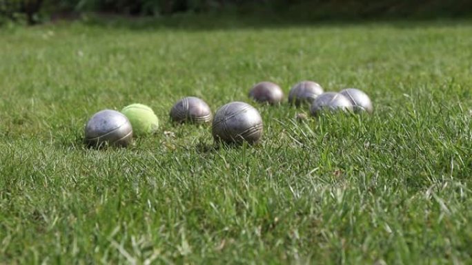 令人兴奋和伤脑筋的游戏称为Petanque。木球周围几乎是金属球，这意味着目标。最后一个球被扔了。所