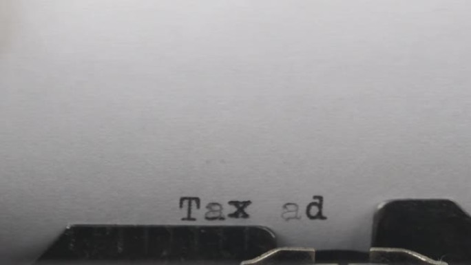 特写打字文本税收优惠，老式打字机用一张纸。