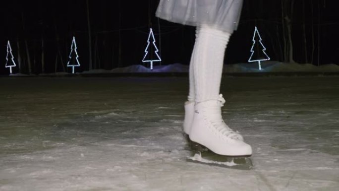 晚上在溜冰场上跳舞的女孩的短镜头
