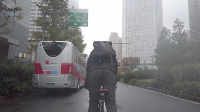 日本自行车信使在多雨的东京骑行