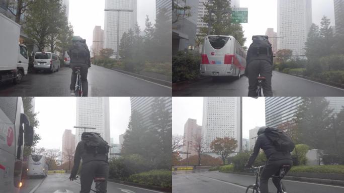 日本自行车信使在多雨的东京骑行