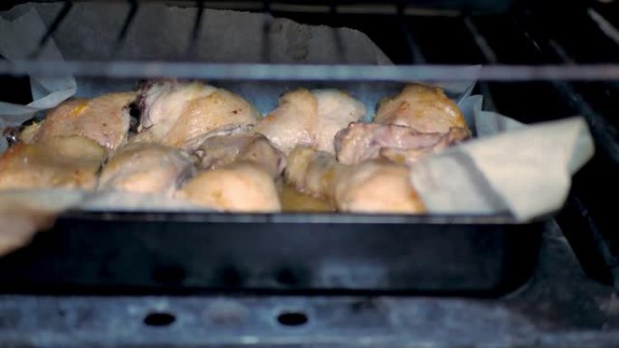 在烤箱里烤鸡腿。用烤箱里煮熟的脆皮臀部烘烤。侧视图