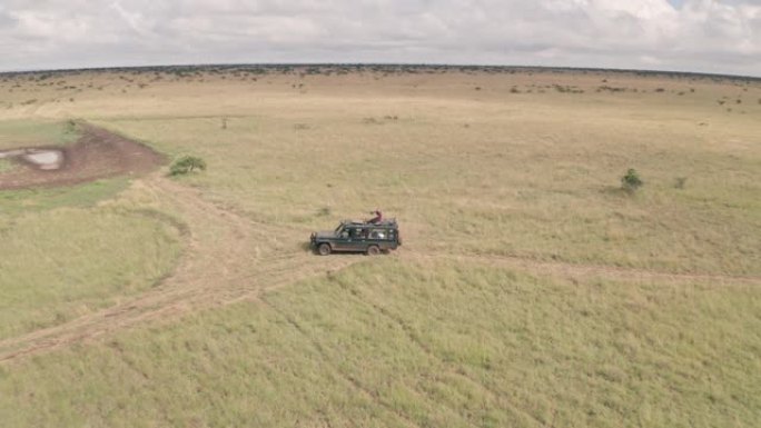 摄影师从车顶拍摄，而在非洲野生动物度假在肯尼亚。空中无人机视图