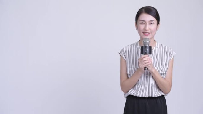 快乐美丽的亚洲女商人担任新闻播音员