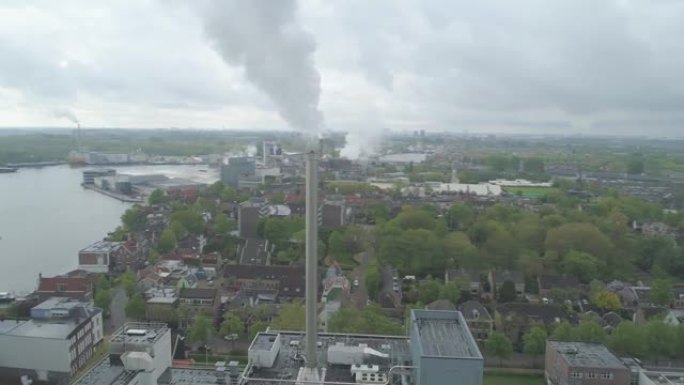 空中盘旋吹蒸汽管北欧工业区污染大气，背景是树木和河流