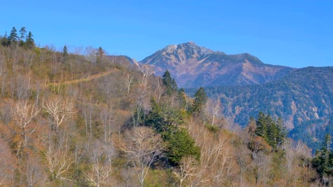 日本黑部水坝的山顶