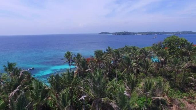 在热带岛屿巴托洛梅岛 (Isla bartolom é Panama) 附近飞行的鹈鹕无人机视频