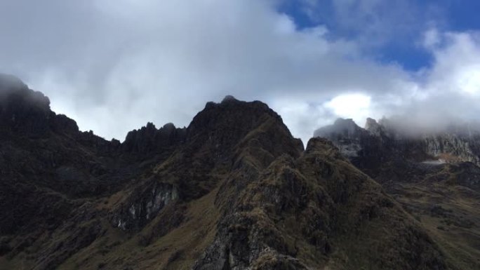 秘鲁库斯科的WS T/L山脉和云