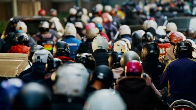 台北大桥上的交通人群头盔外卖骑手