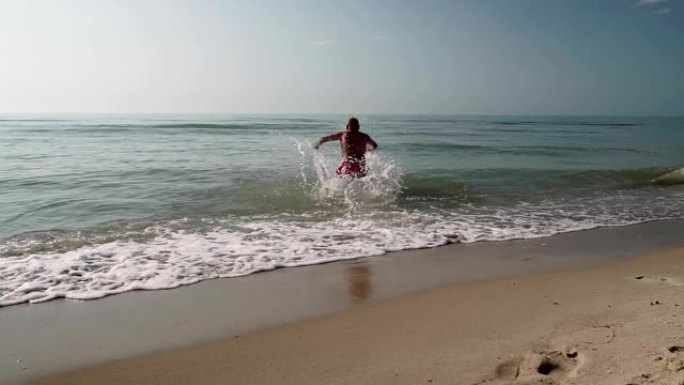 海滩，泡沫海洋，海浪洗沙。海浪冲击沙滩。海浪的声音