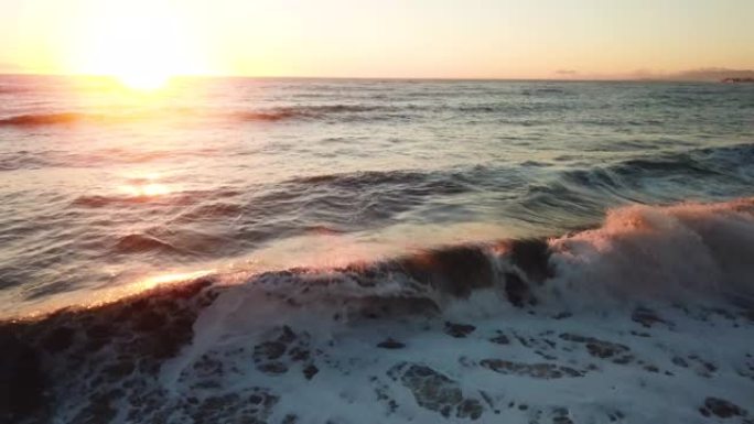 电影空中无人机在加利福尼亚州文图拉日落时轰击海浪