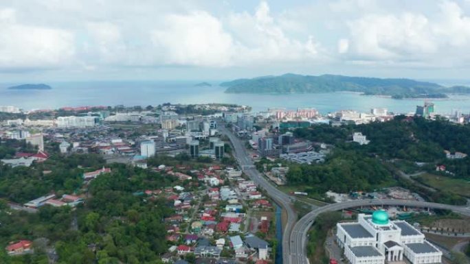 由于冠状病毒大流行，马来西亚沙巴州亚庇沉默市的航拍画面。空荡荡的道路，没有交通。4k