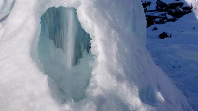 冰洞瀑布水山