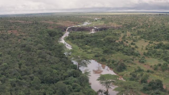 肯尼亚莱基皮亚的河流和稀树草原景观。空中无人机视图
