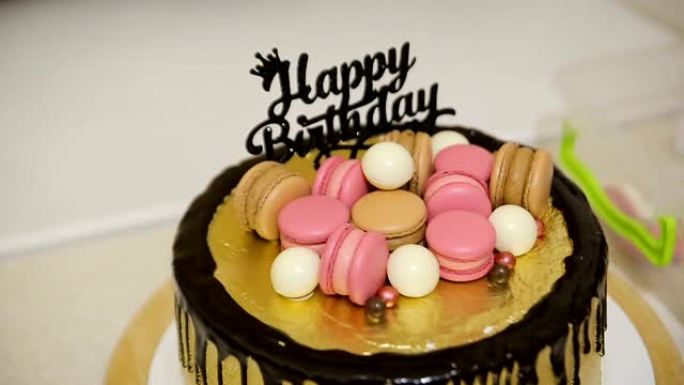 巧克力蛋糕上覆盖着不同的彩色饼干，杏仁饼和糖果，用于生日聚会