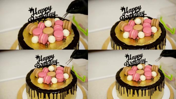 巧克力蛋糕上覆盖着不同的彩色饼干，杏仁饼和糖果，用于生日聚会