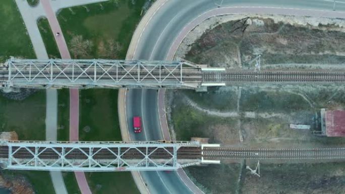 铁路公路，顶视图。两条无尽的火车线，鸟瞰图。无人机拍摄高架铁路。空直铁路