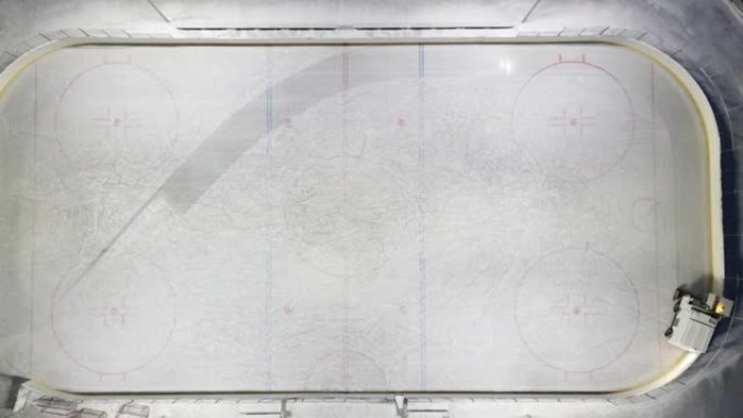 ice resurfacer的鸟瞰图，以清洁和平滑溜冰场的表面