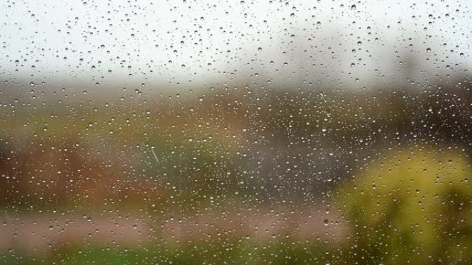 雨打在窗户上，沿着窗户流下